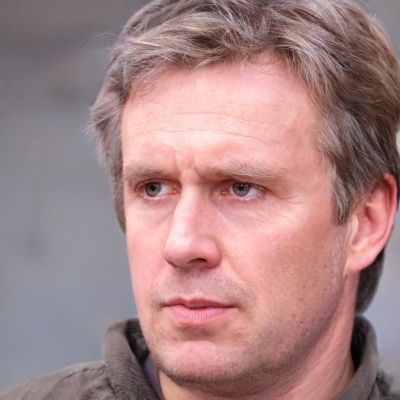 Imagen de un hombre serio, todos tenemos momentos así, Julián Vida