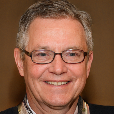 Imagen de un hombre sonriente y que lleva gafas, como yo, Julián Vida Barea