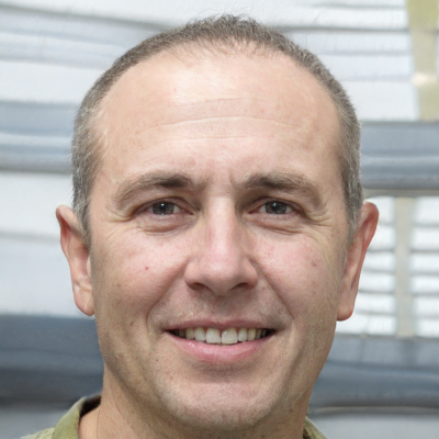 Fotografía de un hombre que mira con una sonrisa, subido por Juliábn Vida Barea